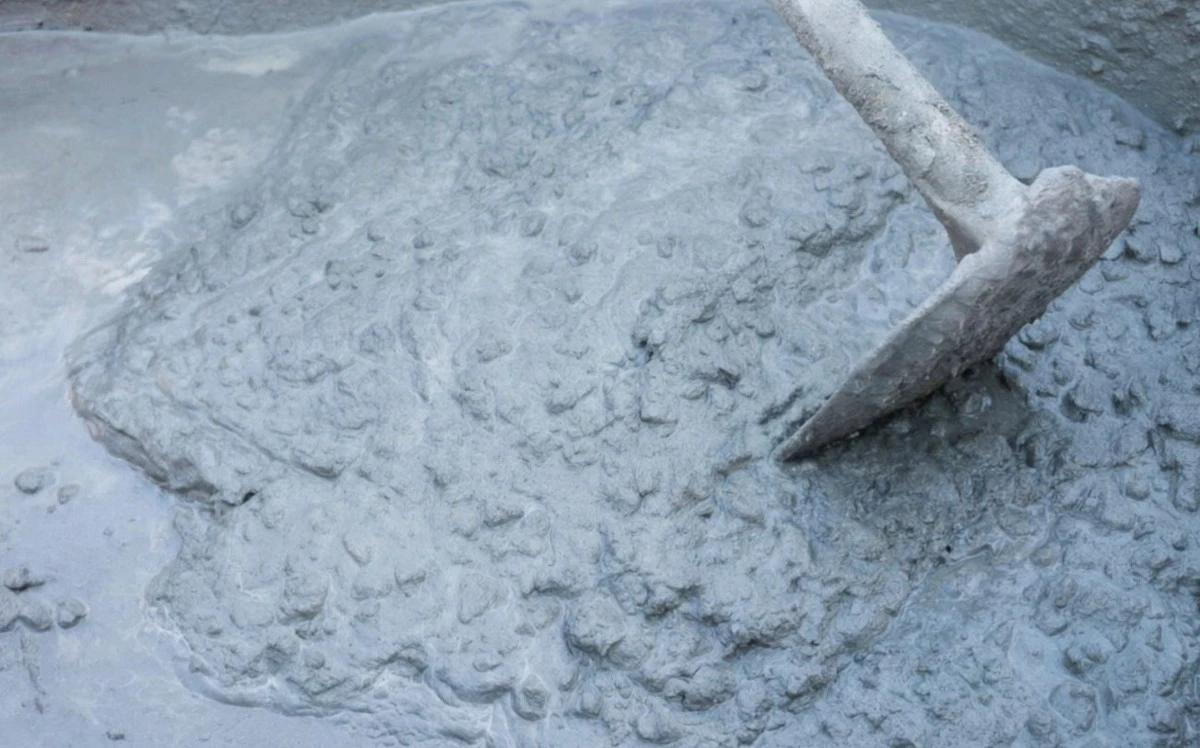 Kdy lít vodu do cementu a kdy naopak: Osvědčený způsob míchání