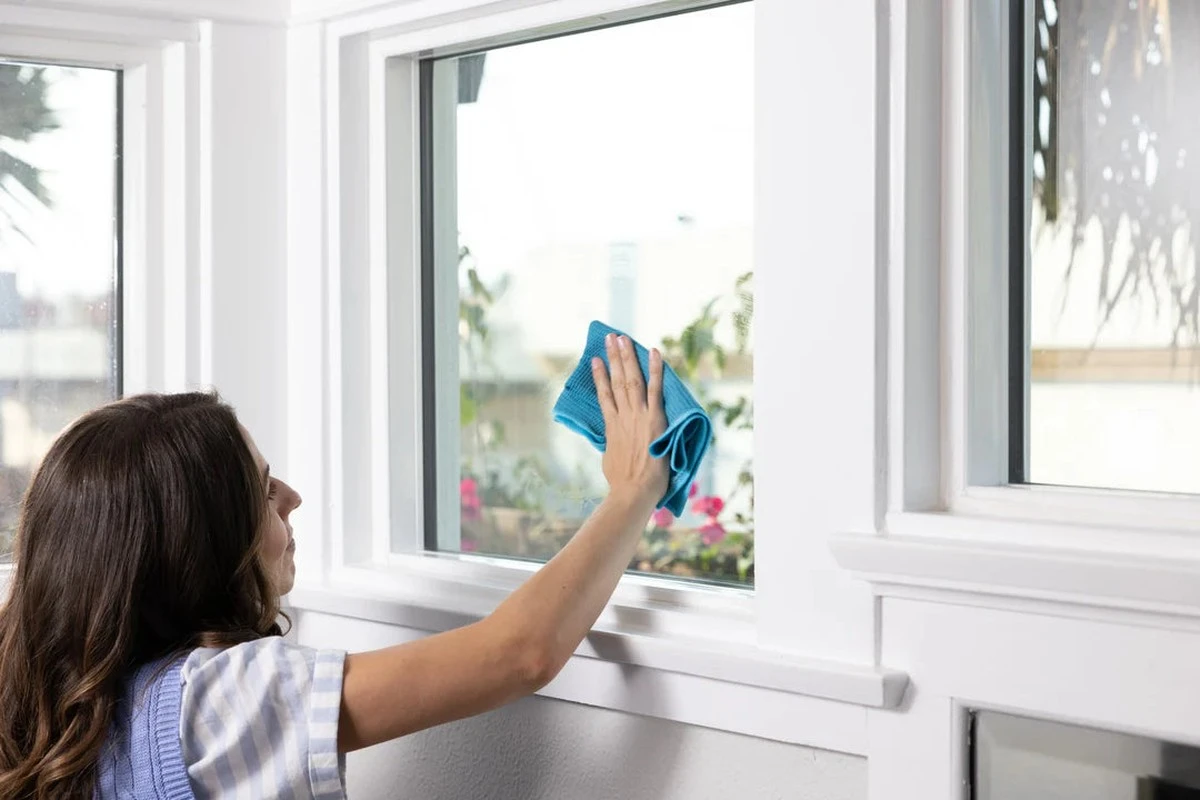 Jak se zbavit prachu pod nábytkem a v temných koutech: Metoda s páskou pro úsporu síly - image 1