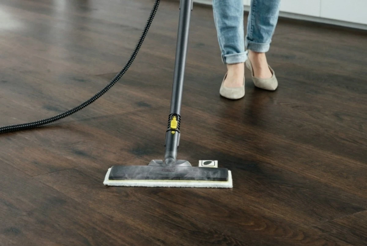 Jak nezkazit laminátovou podlahu parním mopem: Důležitá pravidla, která vaše podlahy zachrání