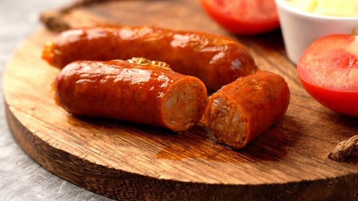 prodejciklobass-extra-1.webp Prodejci klobás se děsí, když vytáhnu bílý ubrousek: Přiložím ho ke kousku a hned vidím, kolik je v něm barviva - image 1