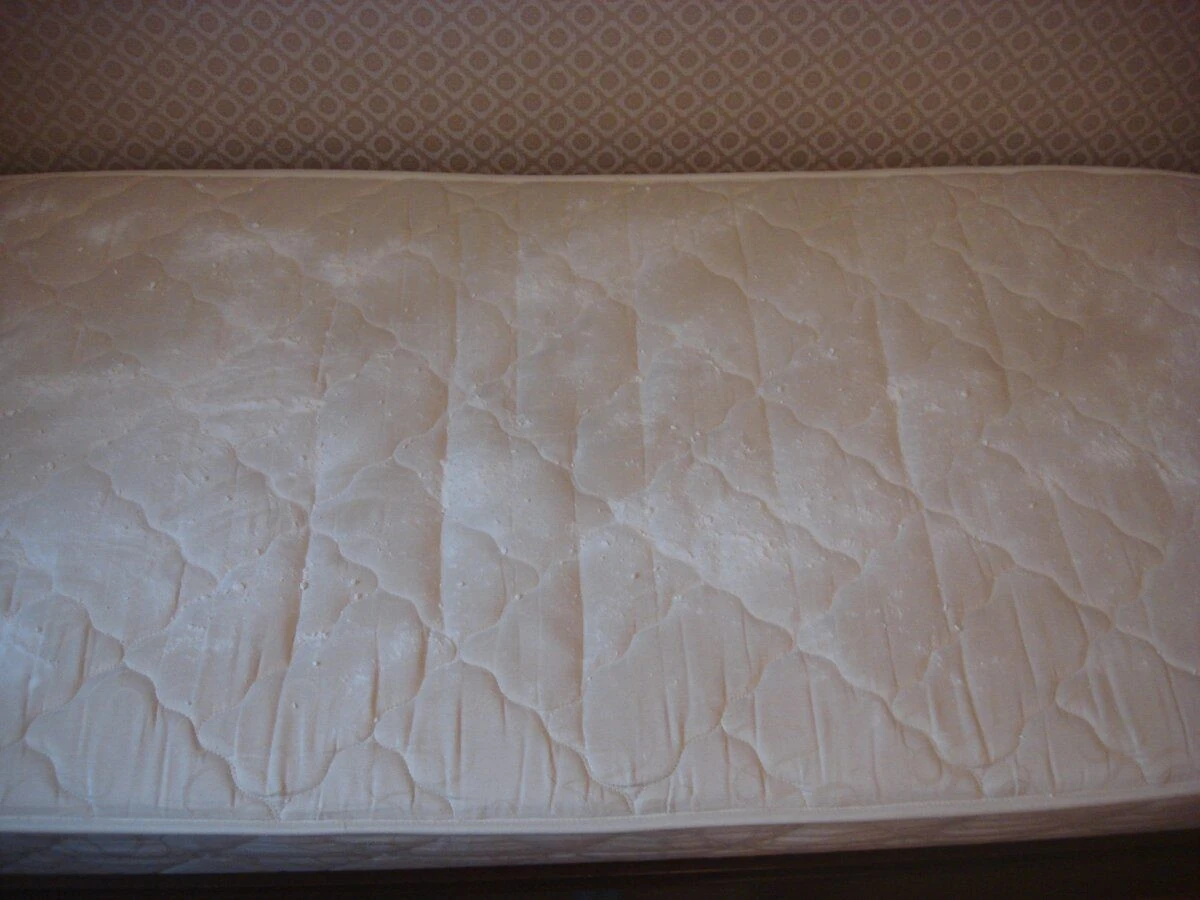 Matrace vypadala jako po nájemnících, dokud jsem neprovedla 1 trik s žehličkou – skvrny mizí před očima