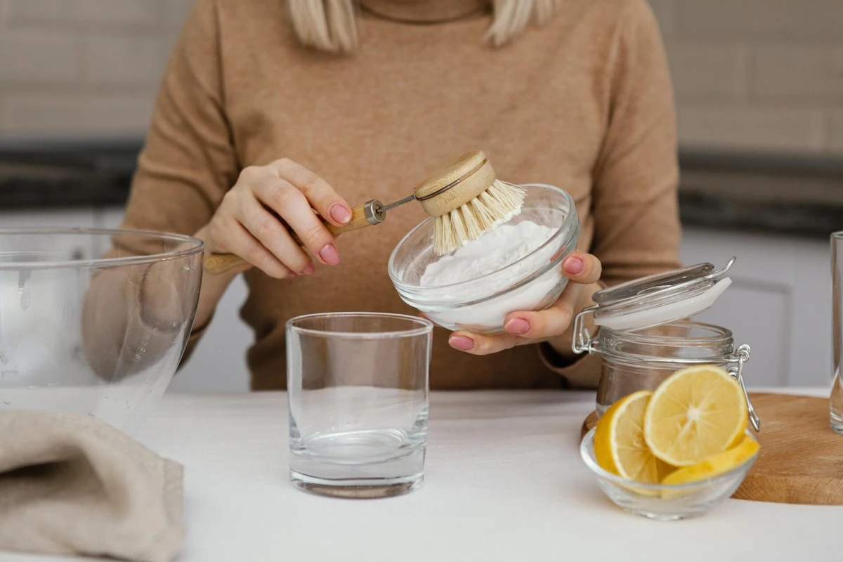 Zapomenutý babiččin trik za pár korun: Jedlá soda a ocet rozpustí i nejodolnější mastnotu