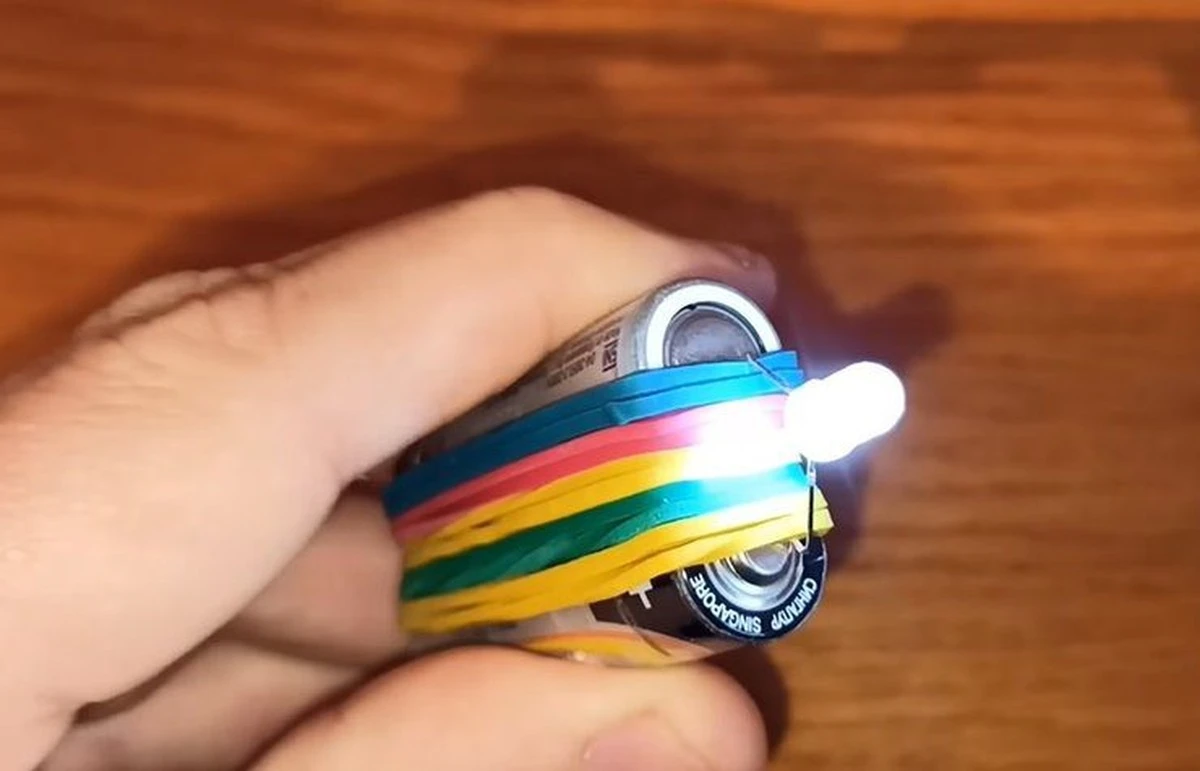 Věčný svítilna z odpadu? Elektrikář ukázal trik se dvěma tužkovými bateriemi