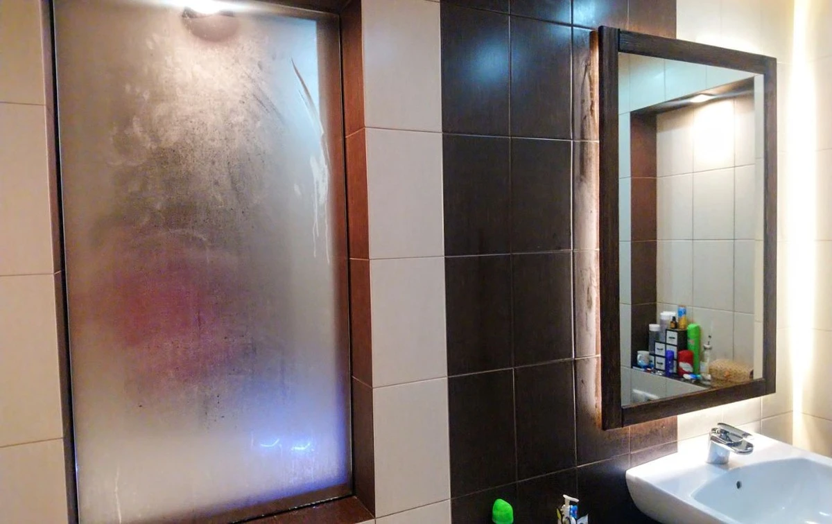 Proč zahrnout do zrcadla po sprše jen 1 levný trik: Směs 3 složek funguje | Dobré zprávy