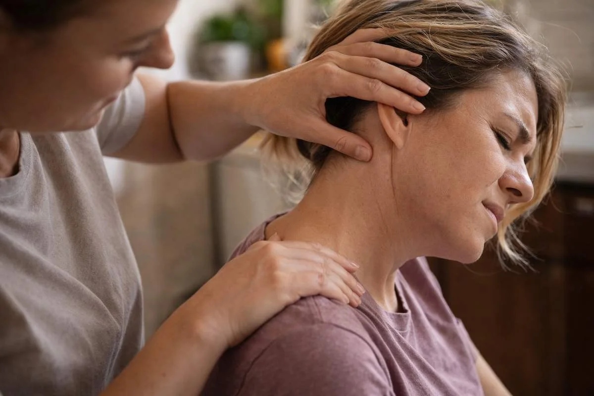 Tuhá šíje po noci: Jak mi sestra pomohla jednoduchým chvatem