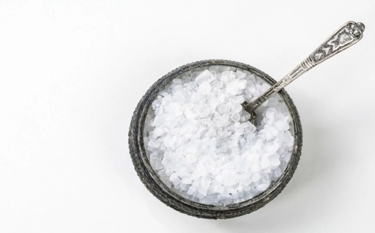 Proč zkušení hospodáři dávají na dno kbelíku s vodou na úklid podlahy sáček jedlé soli