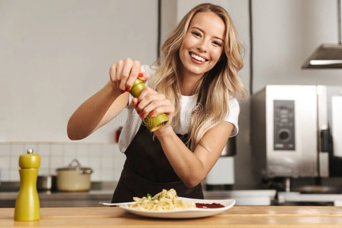 Proč zkušené hospodyňky sypou na sůl trochu bobkového listu: manžel to nazval kulinářským zázrakem - image 1