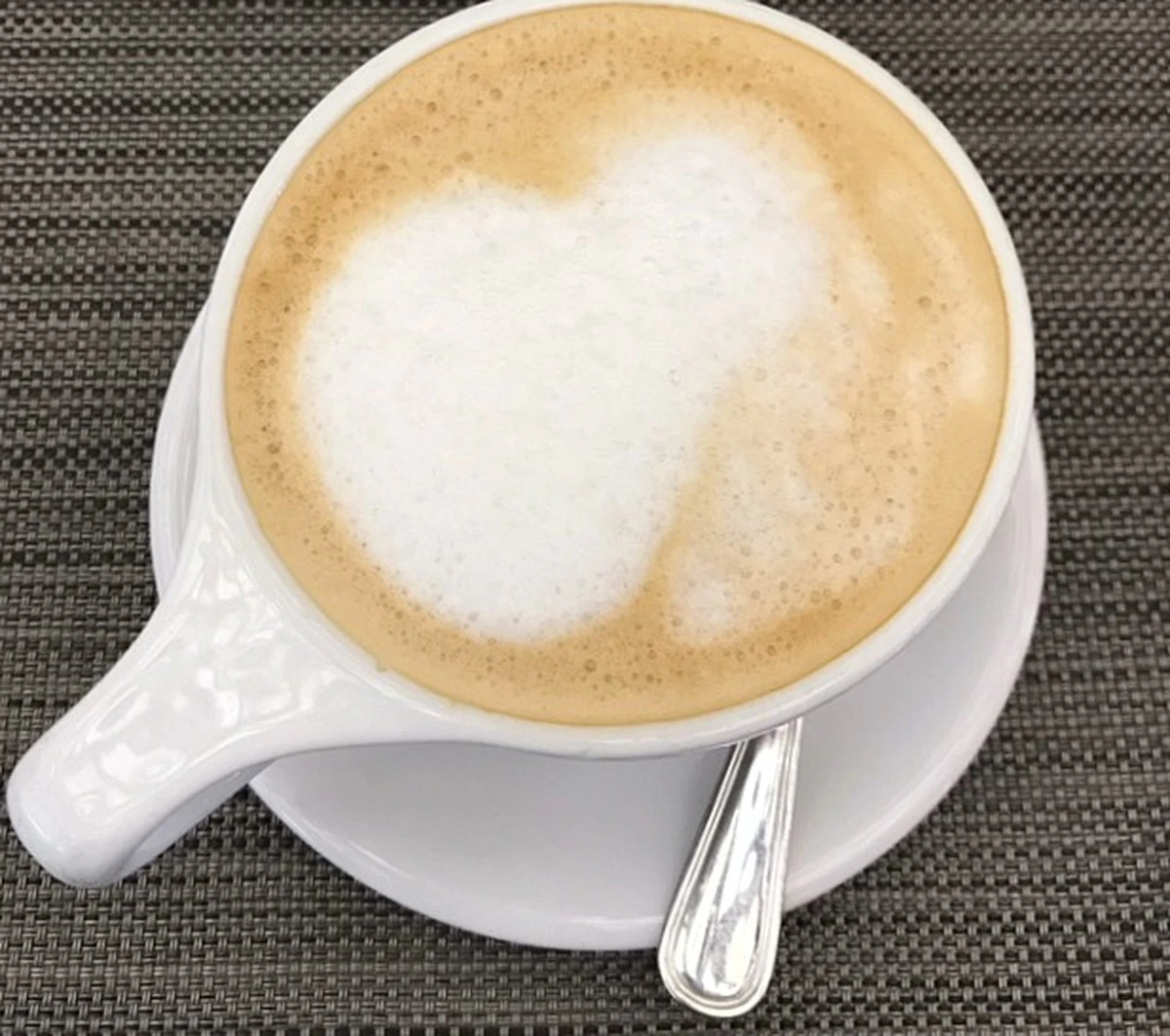 Domácí kapučíno jako od baristy: Tajemství husté pěny za minutu a trik pro jedinečnou chuť kávy - image 1