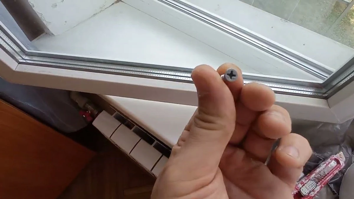 Zima už klepe na dveře: Proč vaše nová okna stále táhnou a jak to rychle vyřešit (trik na 10/10)