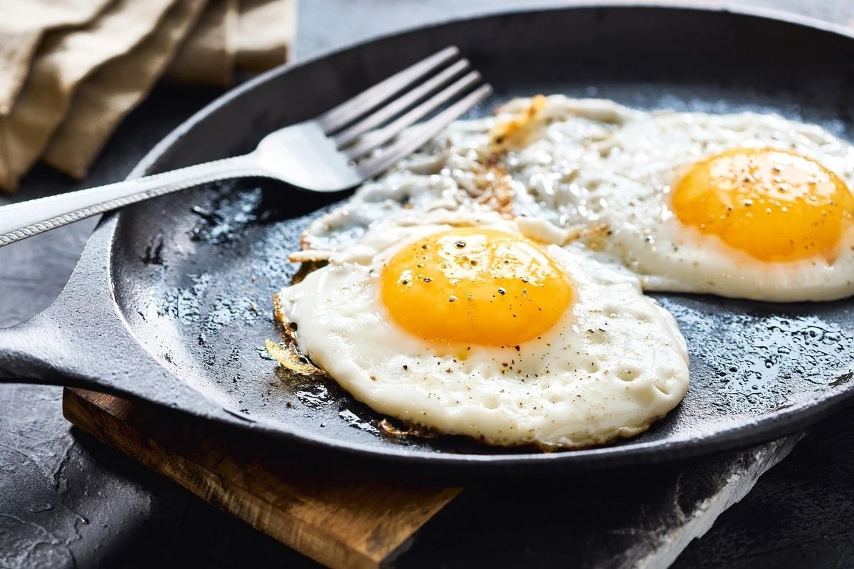 britovetajirevo-extra-1.webp Britové tají revoluci ve smažených vejcích: Jedna lžíce jogurtu místo másla pro nadýchanou snídani - image 1