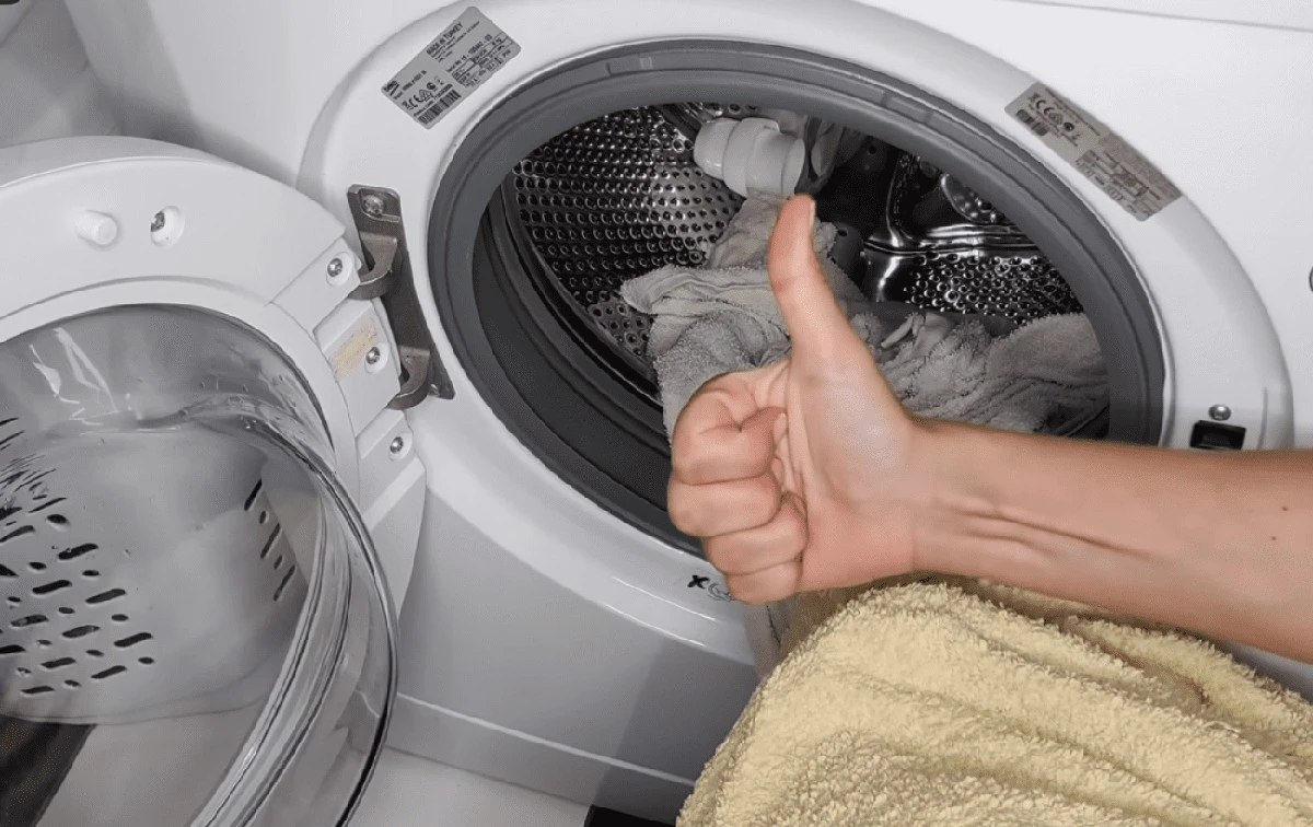 Proč prádlo po vyprání páchne zatuchlinou? Vyrobte si vlastní aviváž: 2 triky pro voňavé prádlo