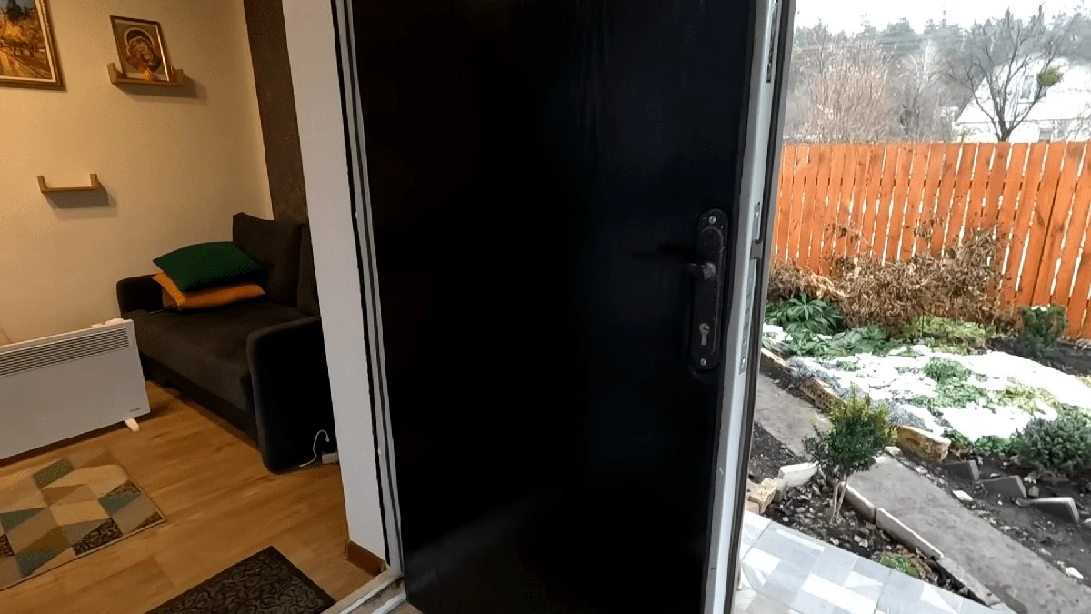 Доступный трюк с вспененным каучуком: как сделать двери теплее зимы