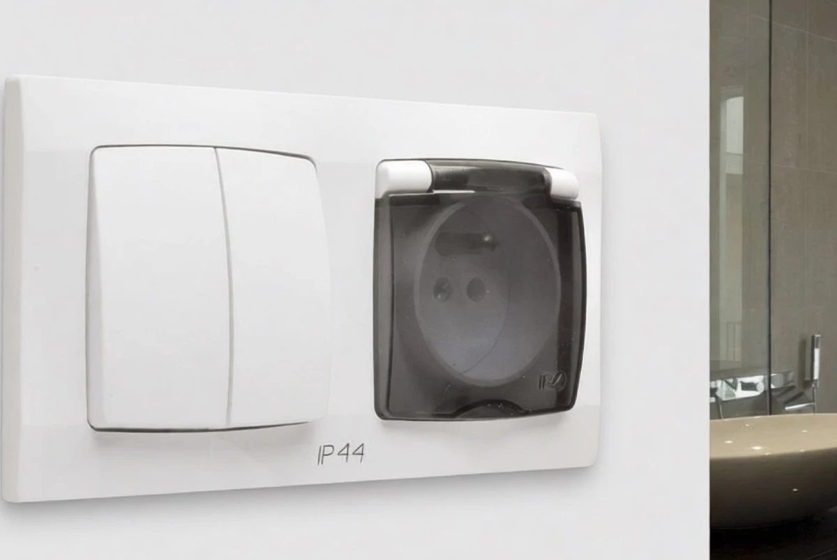 Jak správně umístit zásuvky v koupelně: Pravidla pro instalaci a bezpečnost