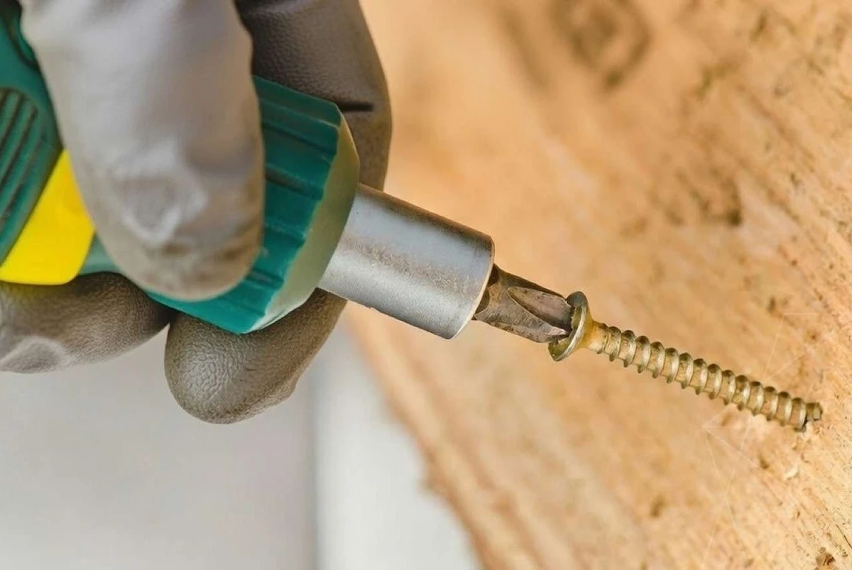 Samovrt v uvolněném otvoru bude držet jako přibitý: Dva jednoduché způsoby fixace