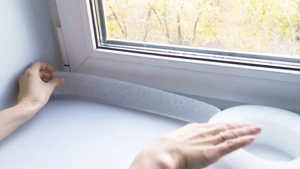 Tato jedna věc pod parapetem zastaví průvan a chlad z okna i v mrazech