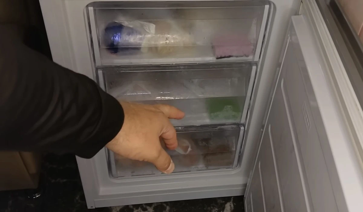 Proč zkušené hospodyňky dávají kus alobalu do mrazáku: šokující výsledek, který změní váš život