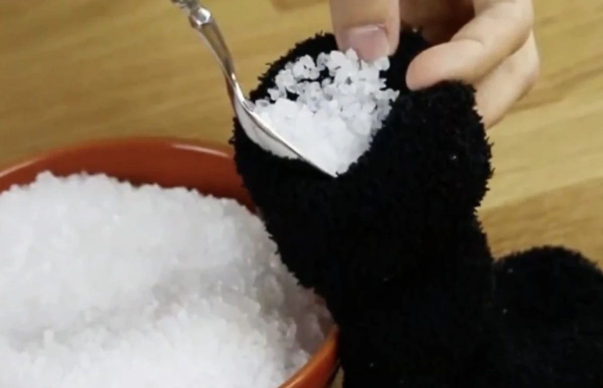 Простий трюк зі шкарпеткою та сіллю: позбудьтеся вологи на вікнах раз і назавжди