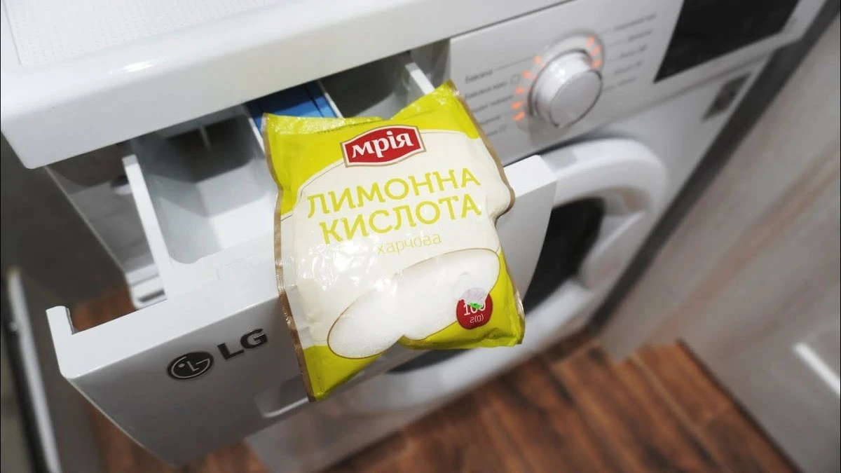 Šest lžic do bubnu – a léty zažraná špína i zápach z pračky zmizí jako mávnutím kouzelného proutku