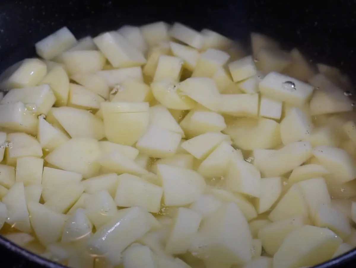 Proč stařenky nikdy nelily tuto vodu do drezu: zlatá voda z vaření brambor má nevyčíslitelnou hodnotu