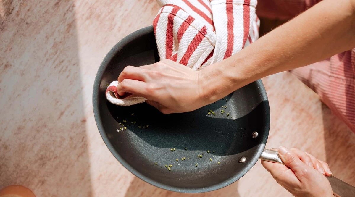 Proč vaše plechy a pánve září jako nové: 1 lžíce + 2 další ingredience - image 1