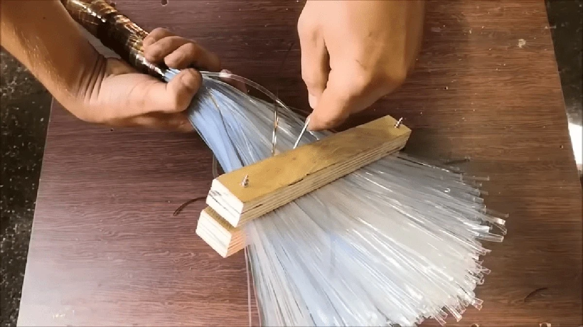 Plastová láhev se promění v supermetlu na úklid dvora: zbytek se stane pokladem