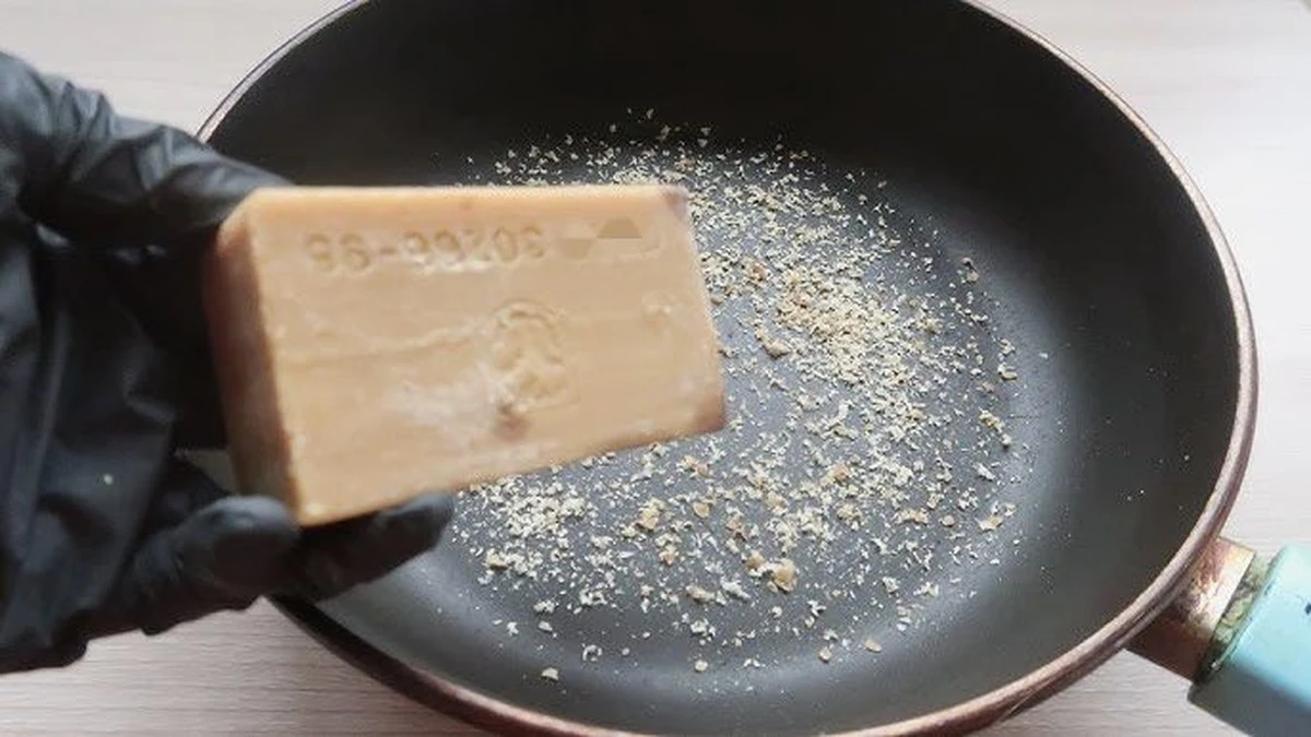 Proč zkušené hospodyňky dávají na pánev mýdlo: Nevěřícný trik proti skvrnám