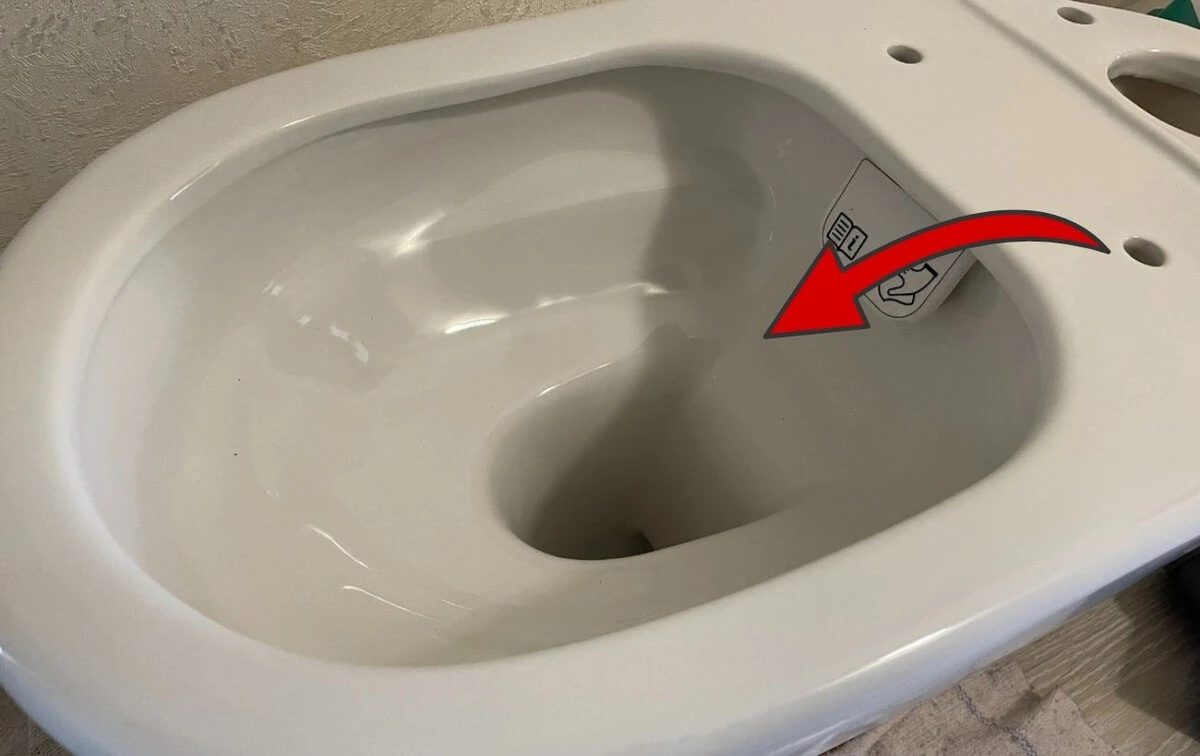 Jeden domácí trik, jak snadno vyčistit záchod od usazenin: Levný prostředek ze 2 složek to zvládne!