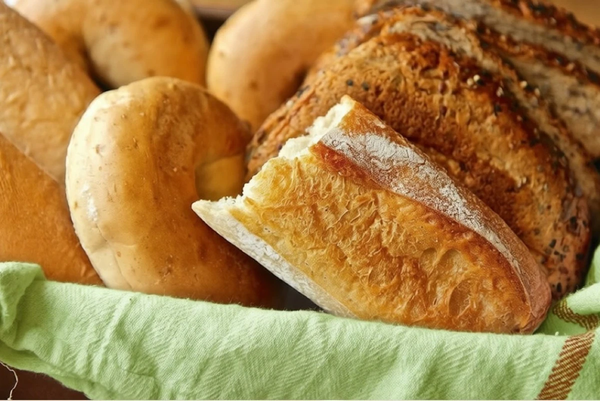 Jak vdechnout život starému chlebu: trik pekařů pro neodolatelnou křupavou kůrku
