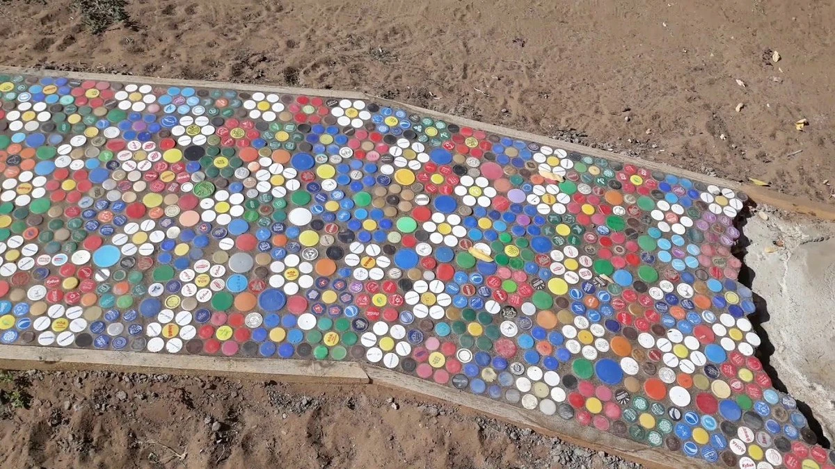 Kontejnery na víno v zemi. Proč jsou zahradní cesty z víček lepší než beton.