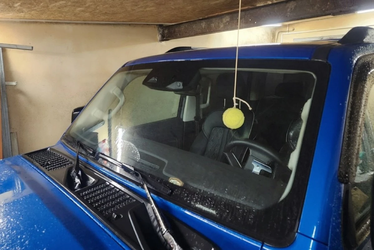 Jak ochránit auto v těsném garáži: Dva účinné triky bez drahých úprav