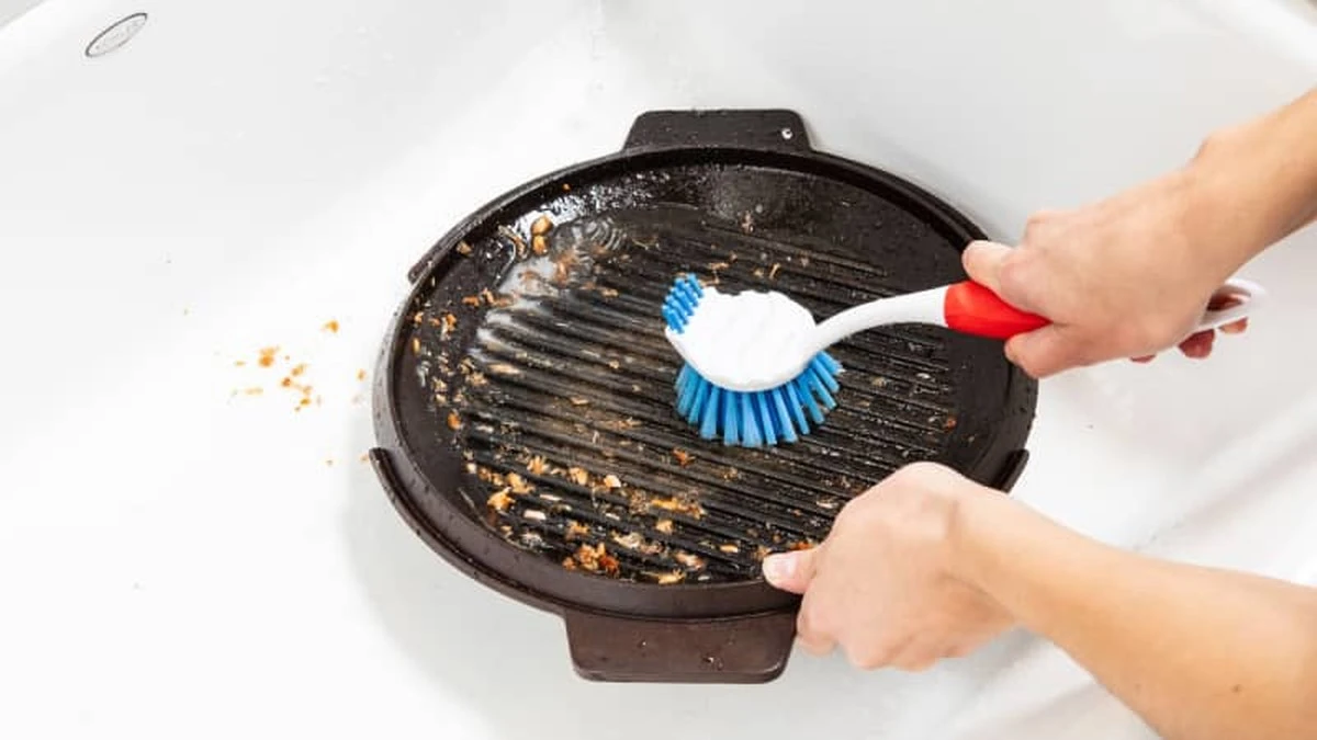 Sковоřada-gril jako nová: Metoda, jak vyčistit povrch od připálenin bez poškození a velkých výdajů - image 1
