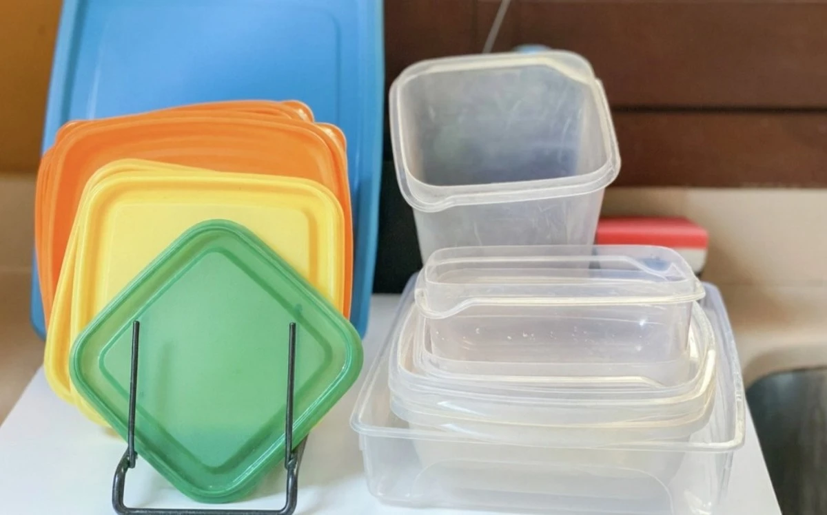 Zápach z plastových nádob je minulostí: 3 triky z každé kuchyně, které to vyřeší