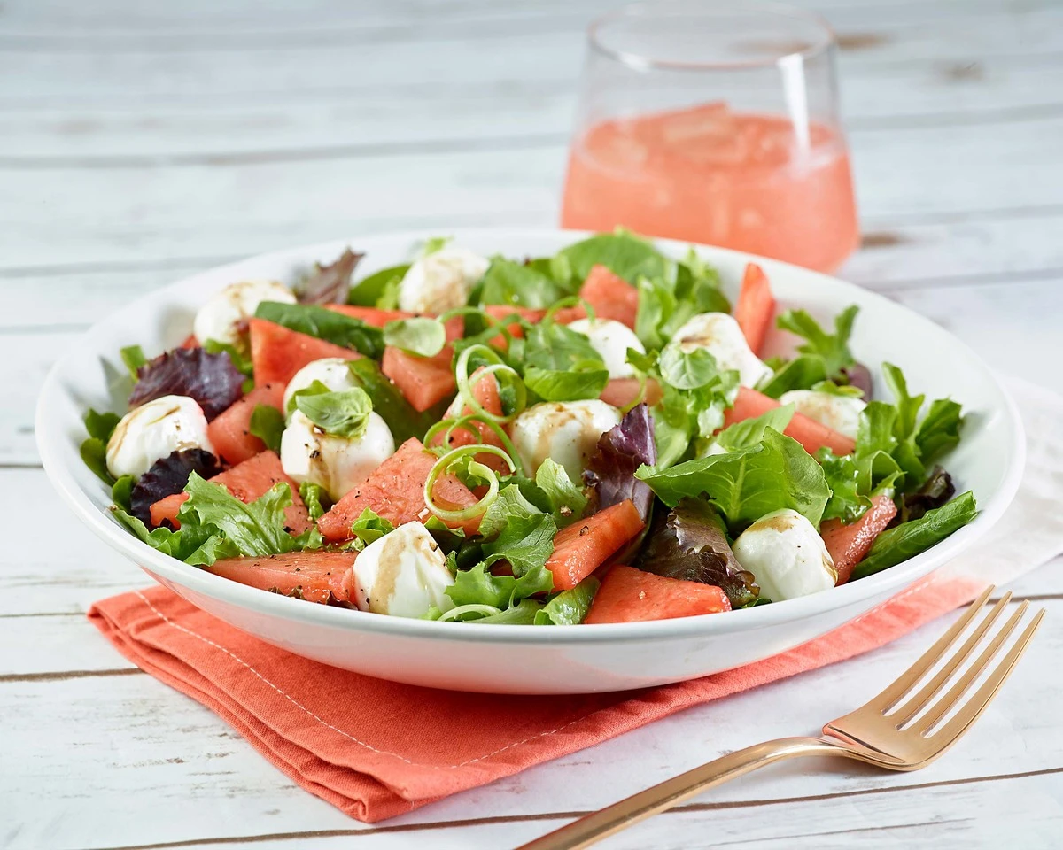 5 důvodů, proč zkušení kuchaři nikdy nevyhodí povadlý salát: Svěžest zpět za pár minut - image 1