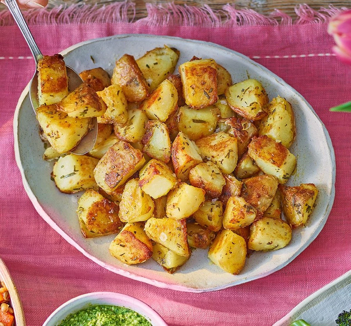 Proč už smažené brambory nedělám „jako všichni“: 1 trik s pokličkou a kůrčička jako z restaurace - image 1