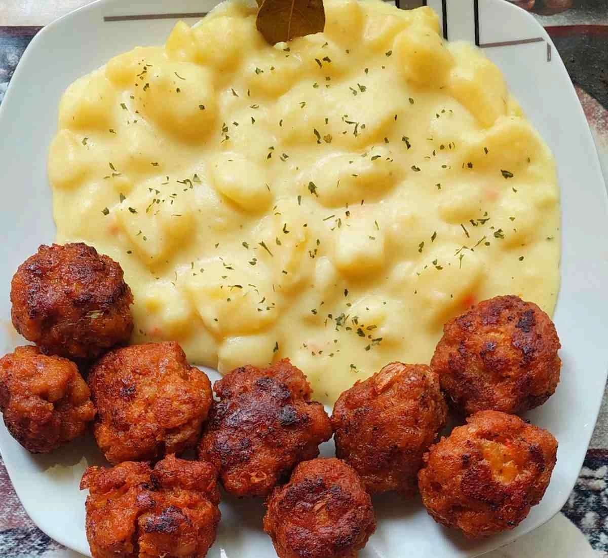 Tajemství babiččiny bramborové kaše s masovými kuličkami: Vaše rodina si zamiluje tuto "zachraňovací" večeři