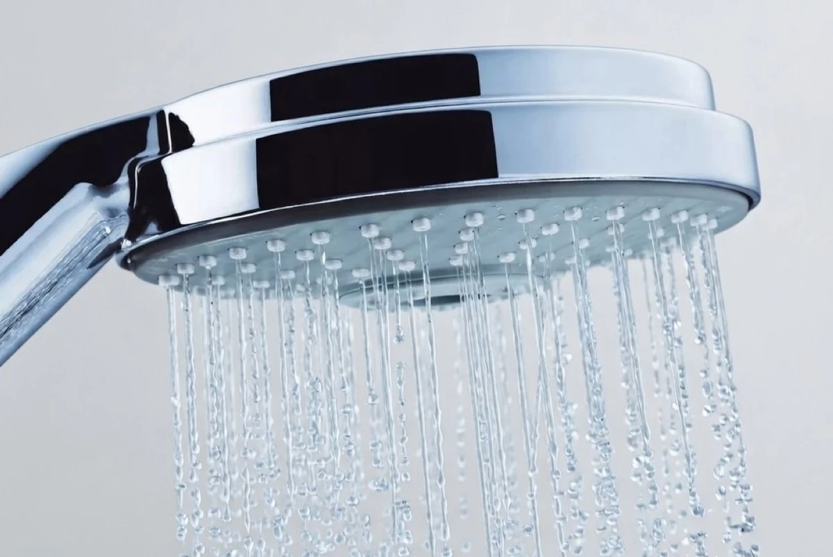 Proč vaše sprchová hlavice potřebuje lázeň v octu: Blesková metoda s sáčkem a domácím trikem
