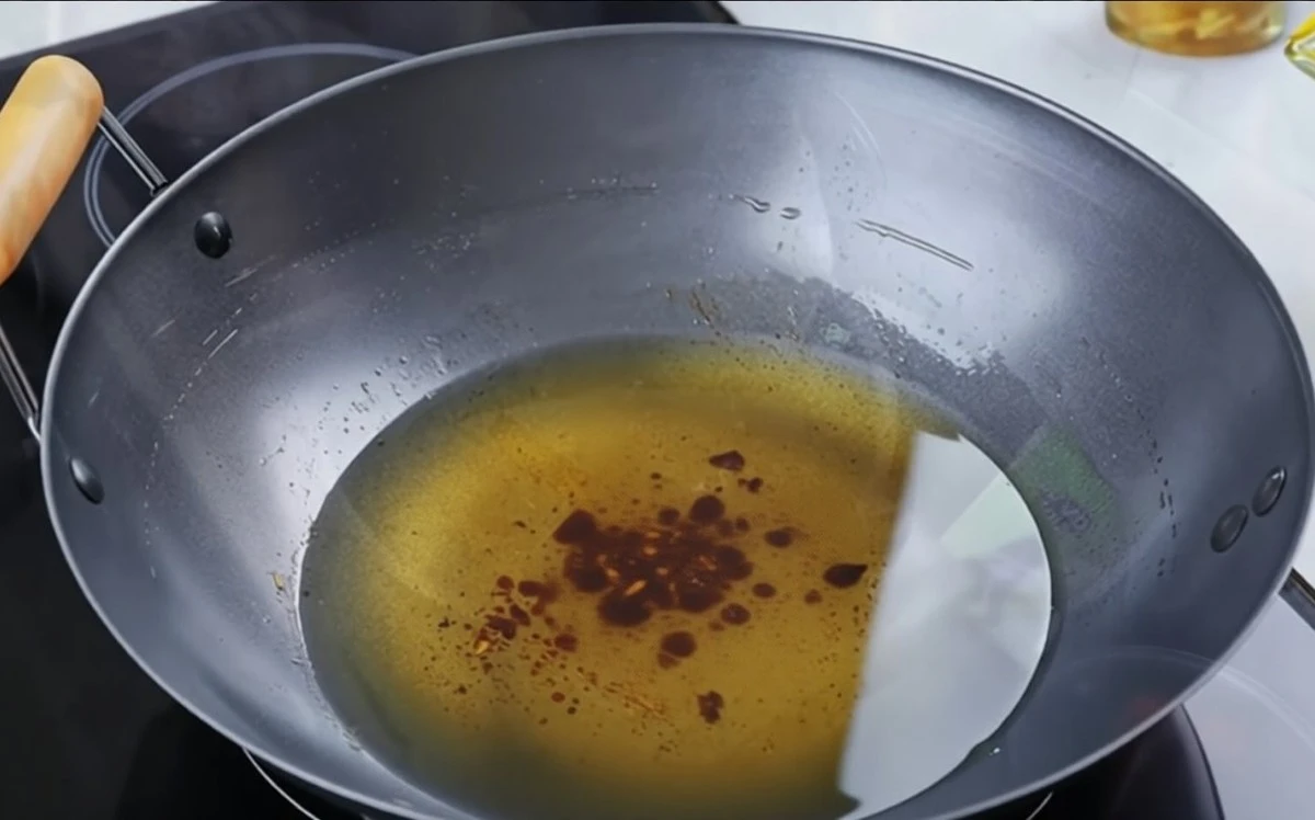 Proč vaši instalatéři nenávidí, když vyléváte olej do dřezu: revoluční způsob likvidace