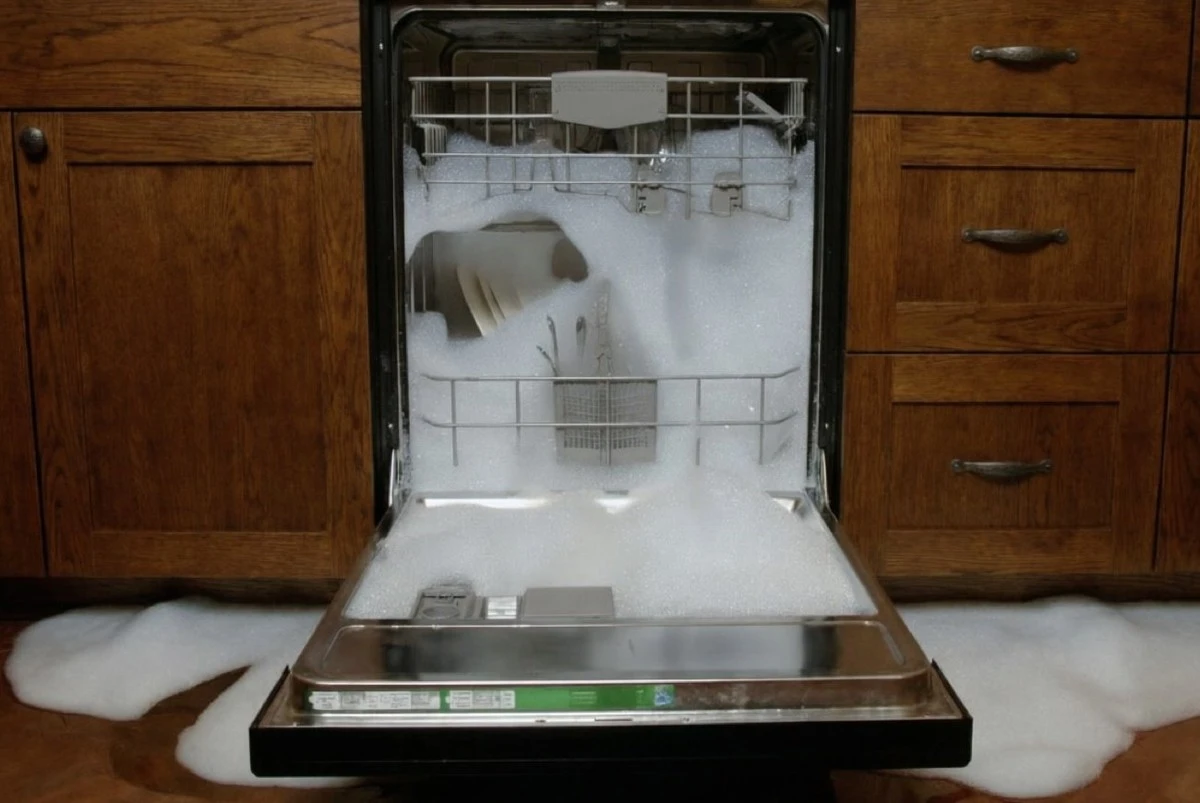 Malá součástka pod ramenem ostřikovače může způsobit potopu v kuchyni.