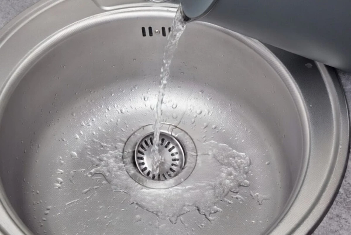 Proč nevylévat vařící vodu do dřezu: jednoduché pravidlo, na které mnoho hospodyněk zapomíná
