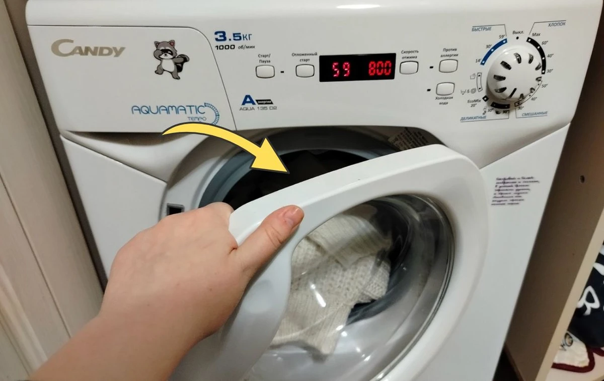 Proč prádlo po vyprání nepříjemně páchne? Odhalená chyba v pracím cyklu!