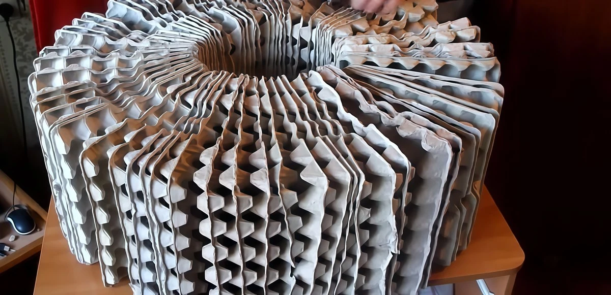 Látky zpod vajec: Jak z nich vyrobit pevný puf, co unese 100 kg za pár korun