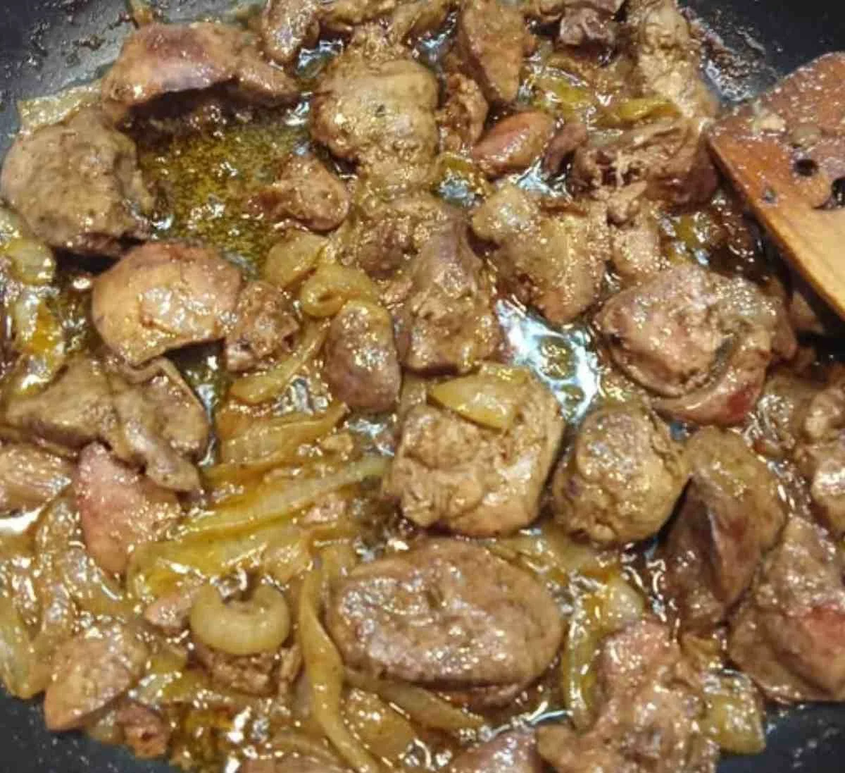 Proč je vaše kuřecí játra tuhá? Jedna malá finta zlepší chuť i texturu za 5 minut