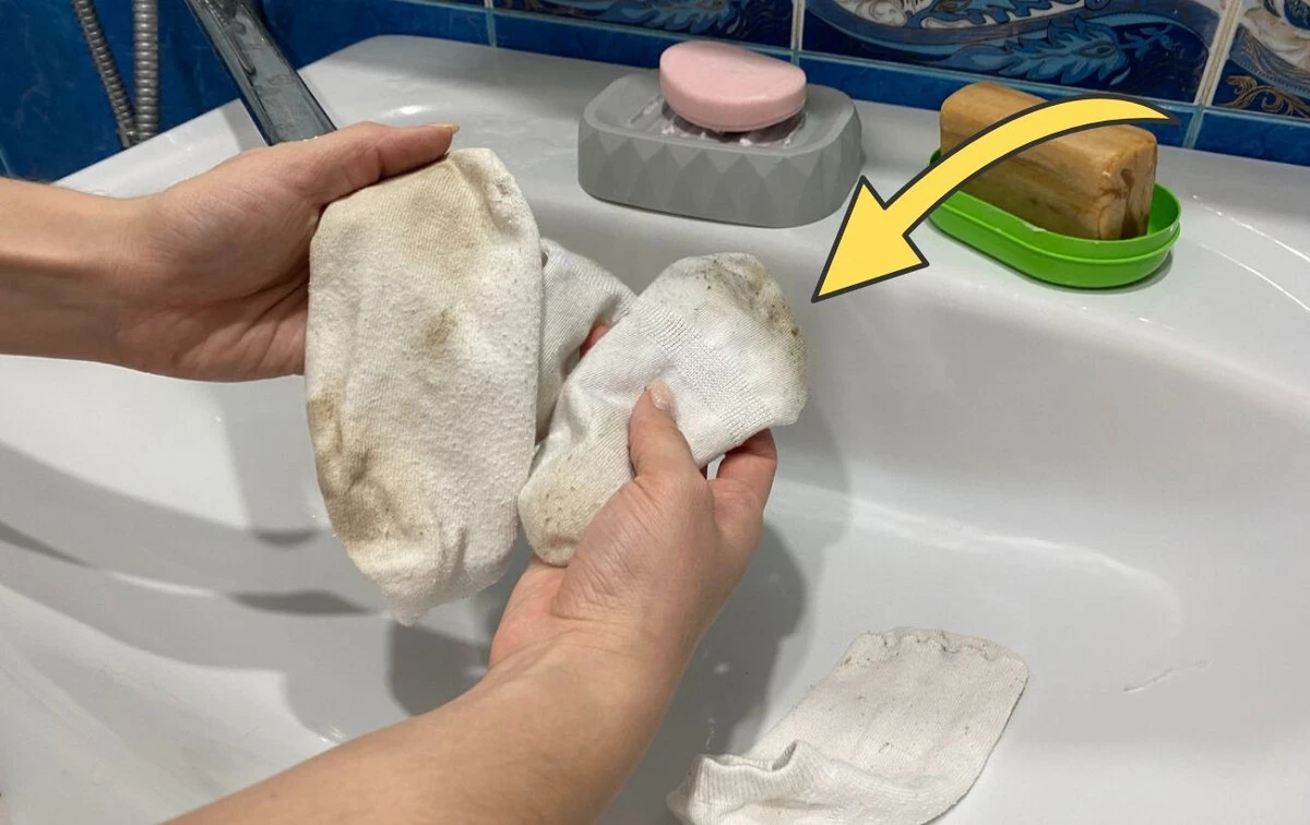 Jedlá soda a mýdlo: Dva nenápadní pomocníci pro zářivě bílé ponožky přes noc