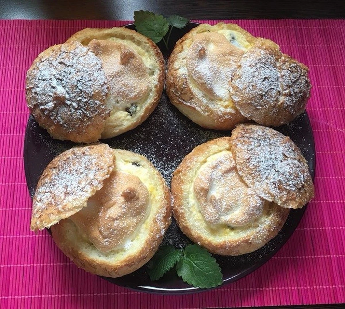 Domácí rohlíky plněné tvarohem: Recept babičky, který zmizí jako první