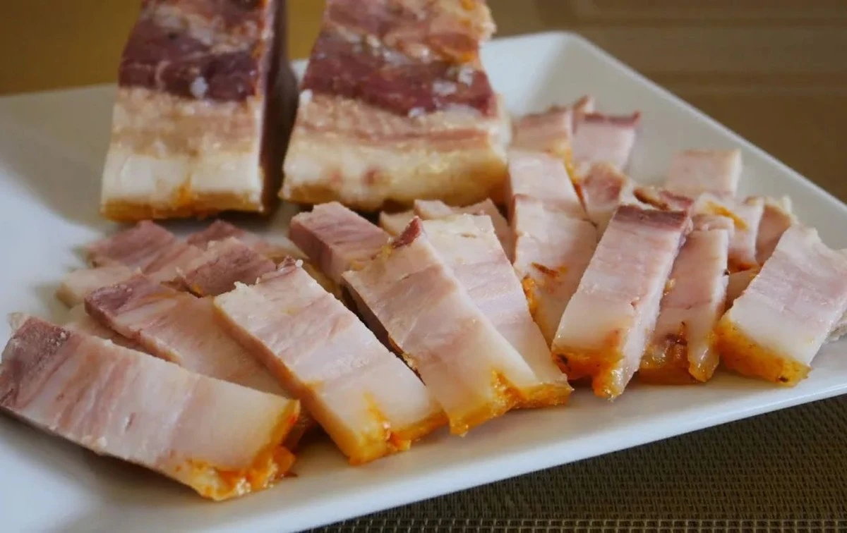 2 triky s barvou sádla, kterými zkušený řezník odhalí starou vepřovou