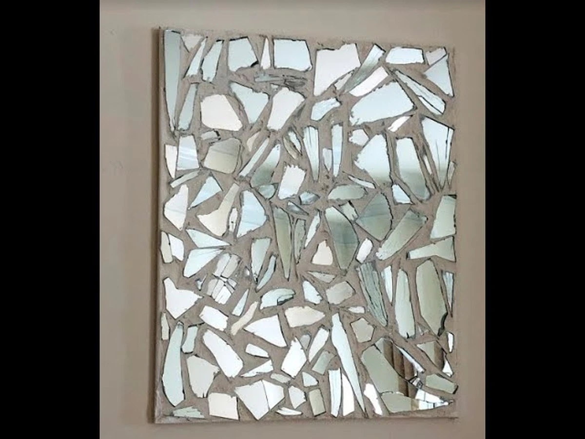 rozbitezrcadlon-extra-1.webp Rozbité zrcadlo? No stres! Během 20 minut z něj máte za 20 minut mozaiku, která přináší štěstí - image 1