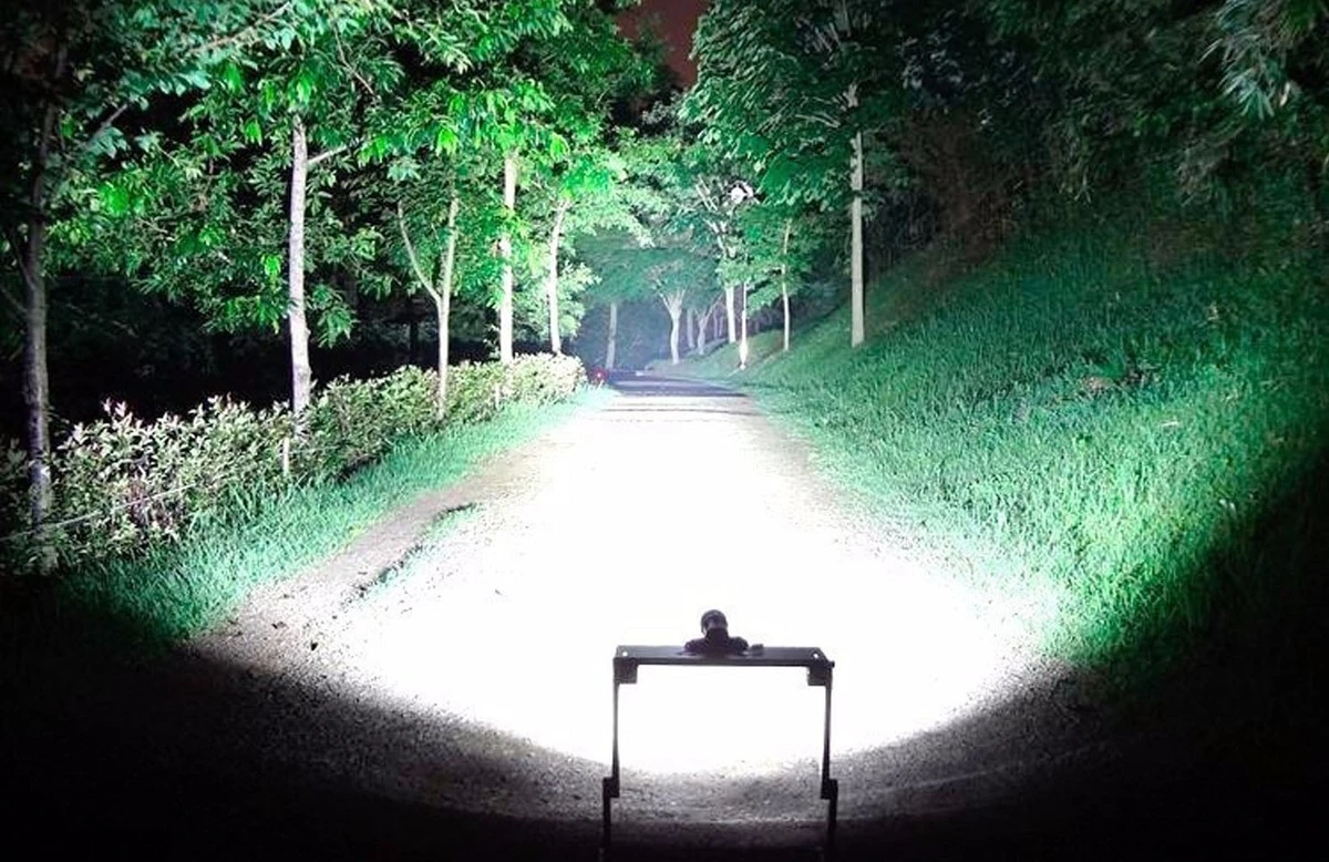 Svět jako ve dne: 10 svítilen s paprskem přes 1000 lumenů, které rozsvítí i tmu - image 1