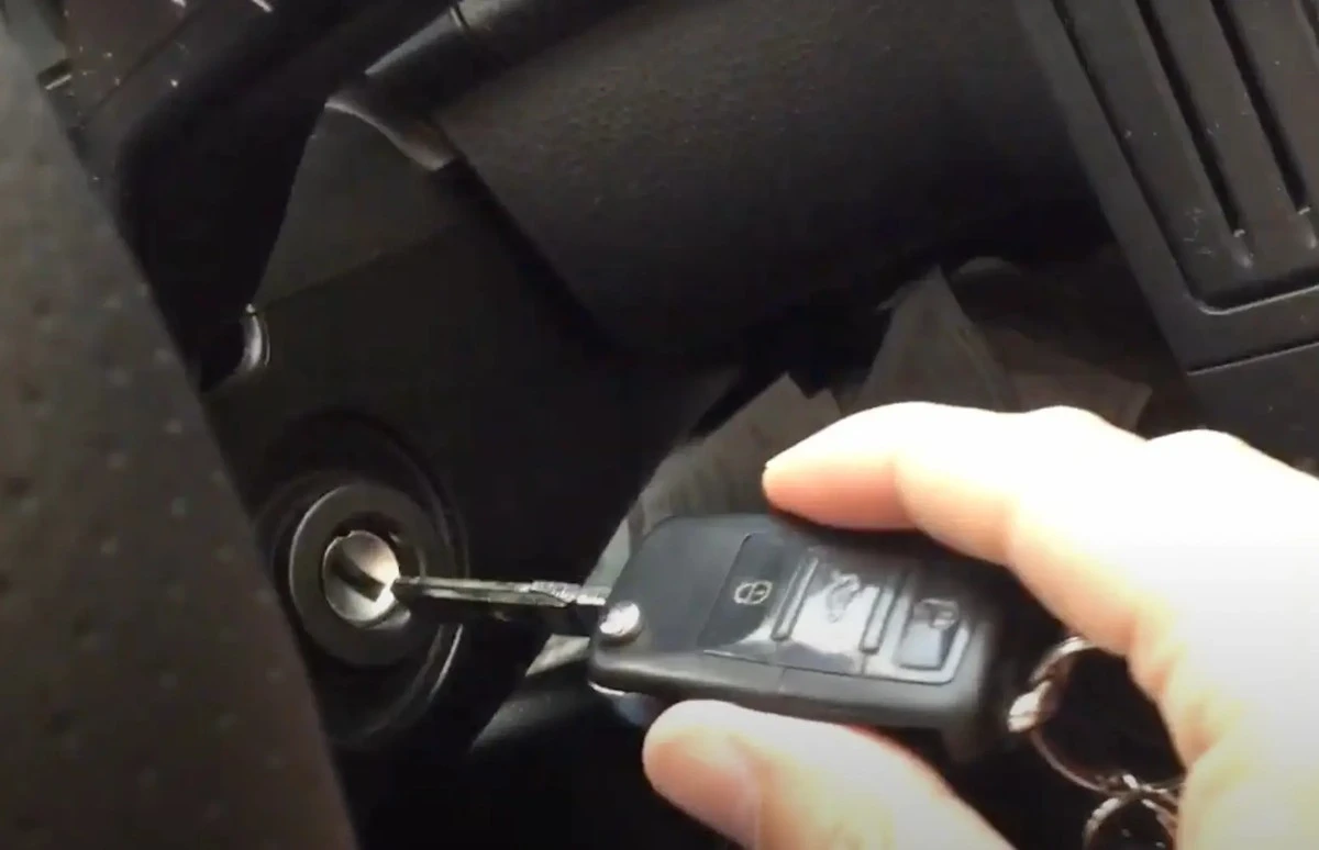 Proč zkušení řidiči před nastartováním sešlápnou spojku: prodlužte životnost motoru