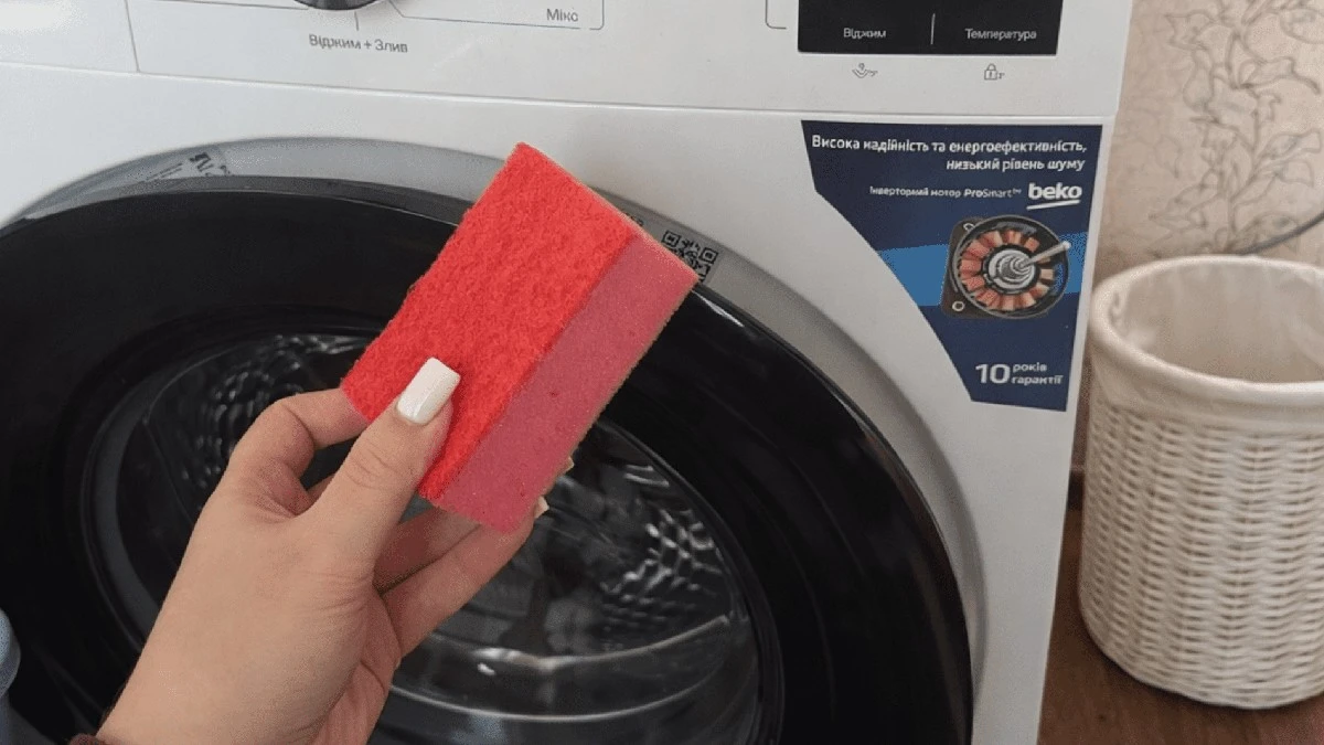 Proč zkušené hospodyňky dávají do pračky houbičku na nádobí, než zapnou praní