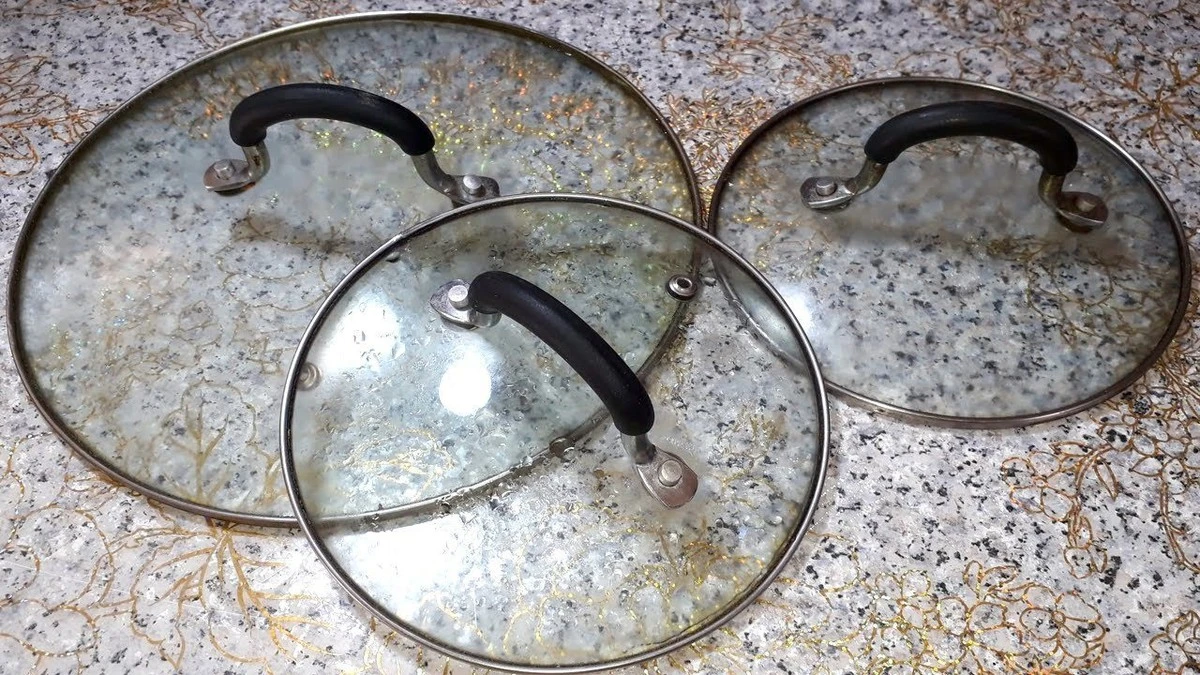 Секрет чистой стеклянной крышки: как отмыть стойкий жир всего за 20 минут